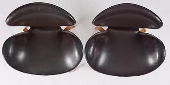 Arne Jacobsen, a pair of "Swan" armchairs, Fritz Hansen, Denmark, 1960s.
