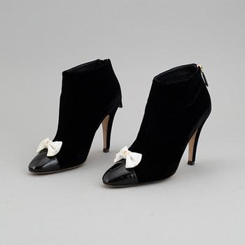 CHANEL, a pair of velvet pumps, size 39 1/2 C.