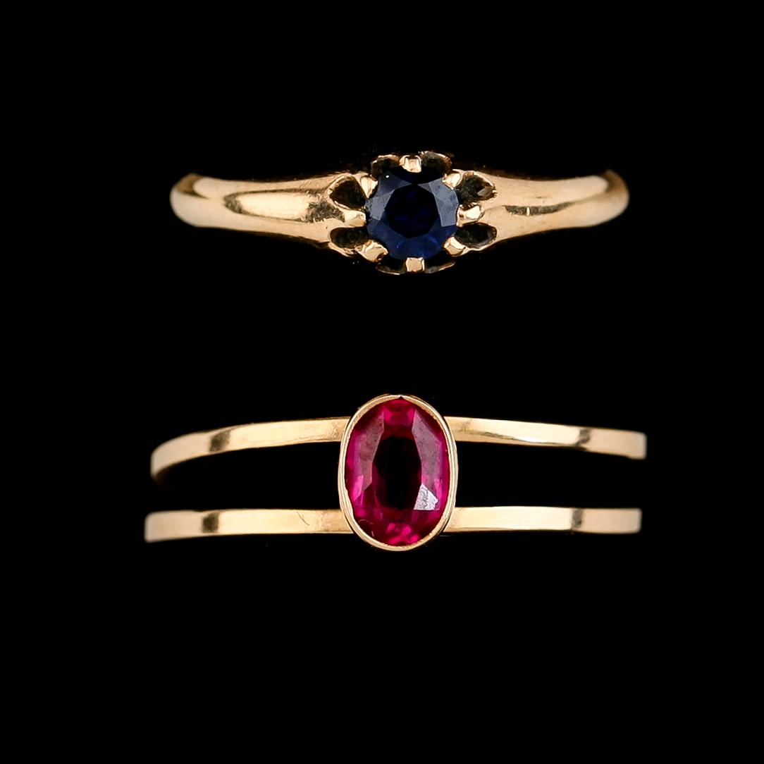 RINGAR, 2 st, 18K guld, med röd och blå sten. Vikt ca 3 g.