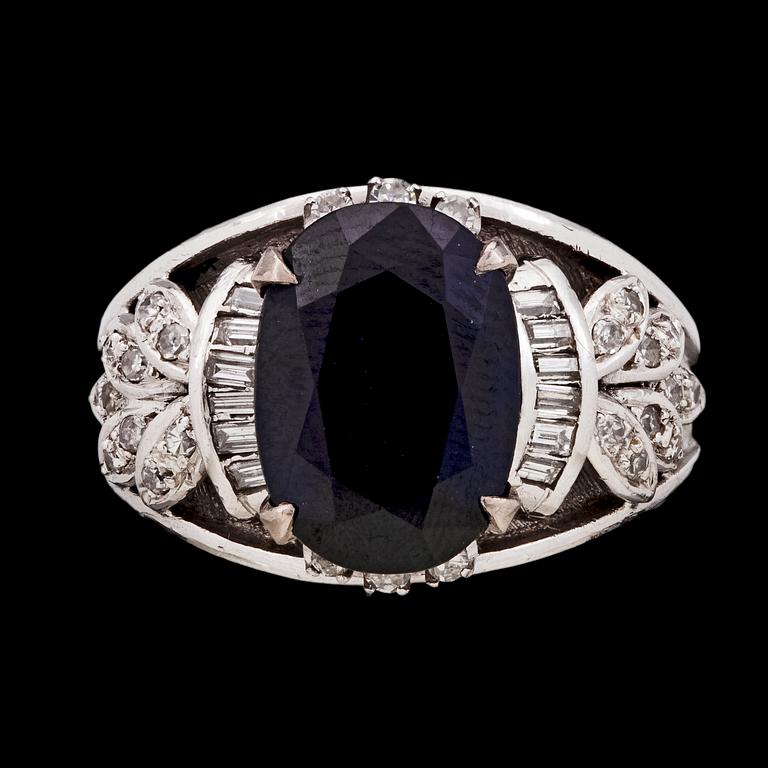 RING, oval fasettslipad blå safir samt baguette- och briljantslipade diamanter, tot. ca 0.38 ct.