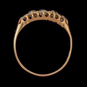 RING, 18k guld med 5 gammalslipade diamanter, 1900-talets första hälft. Vikt 2 g.