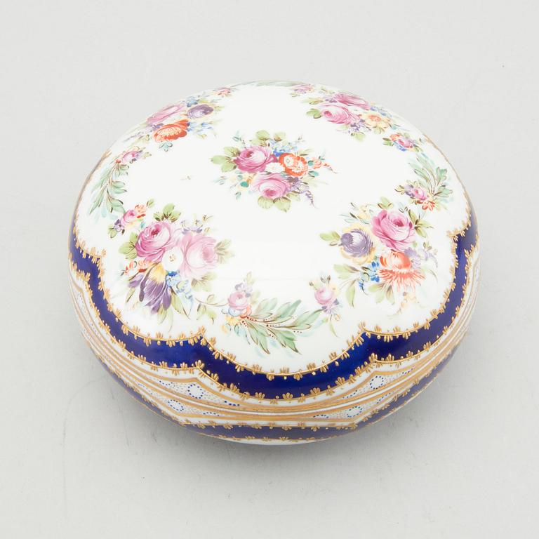SKÅL MED LOCK, porslin, Sèvres, 1800-tal.
