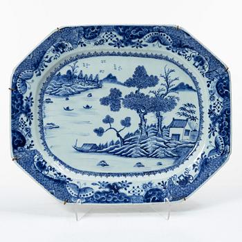 A blue and white export porcelain serving dish, China, Qianlong (1736-95).