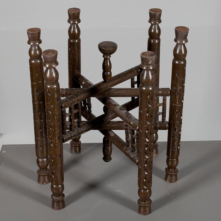 RÖKBORD, Persien, försilvrad kopparbricka, sekelskiftet 1800/1900. Signerad.
