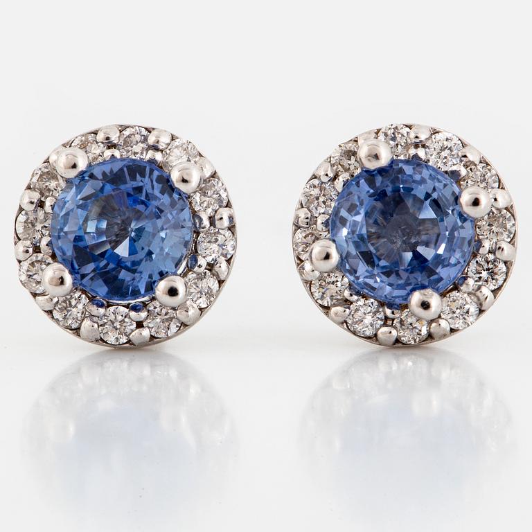 ÖRHÄNGEN, med runda fasettslipade safirer och briljantslipade diamanter.
