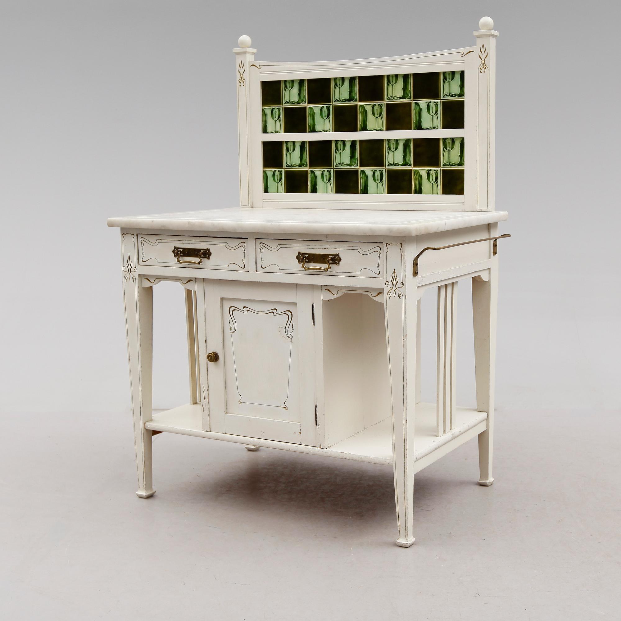 KOMMOD, omkring år 1900.