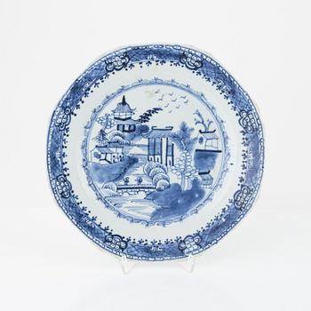 Tallrikar, 11 stycken samt flaska, porslin. Qingdynastin, 1800-tal.