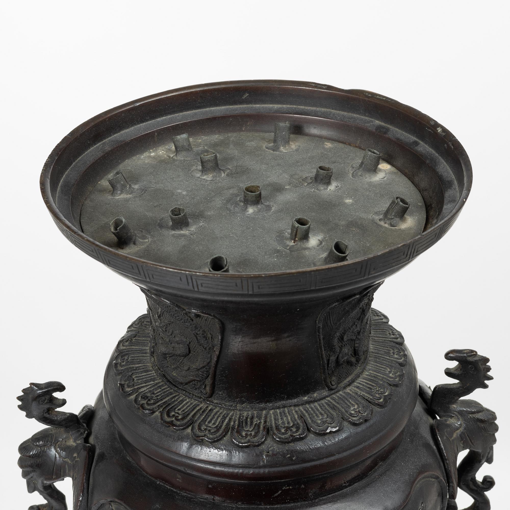 A large Japanese bronze censer, Meiji (1898-1912).