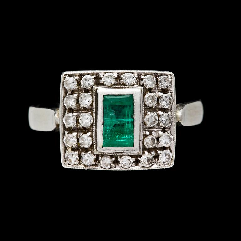 RING, 18k vitguld med smaragder och små diamanter.
