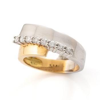 Ring, 18K gold and white gold with brilliant-cut diamonds.