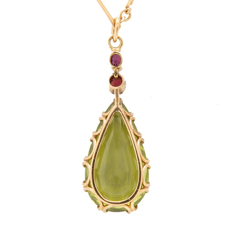 Ateljé Stigbert, necklace in 18K gold with a pear-shaped peridot and faceted rubies, Heribert Engelbert Stockholm 1948.