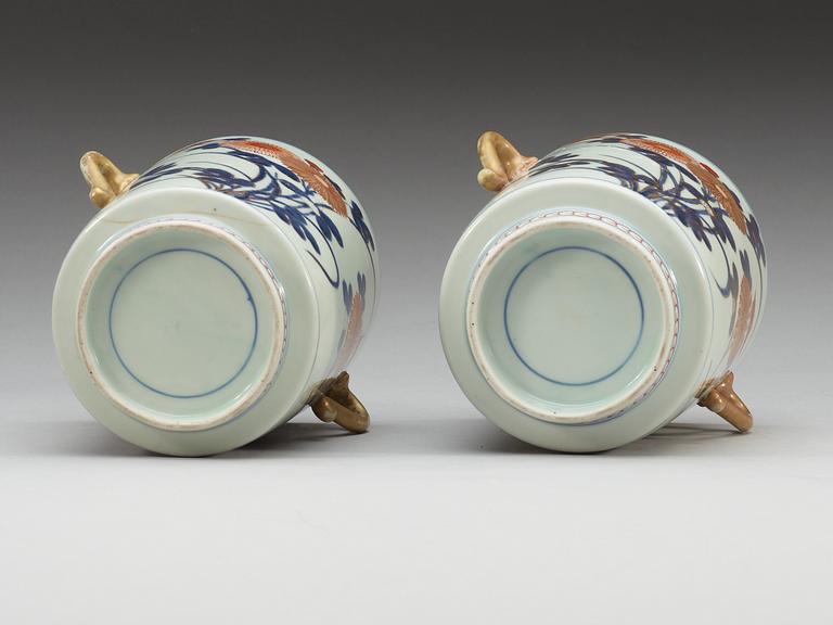 URNOR, ett par, porslin. Imari, Japan, 1700-tal.