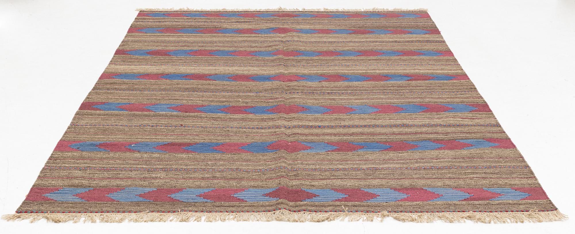A Persian Kilim carpet, c. 297 x 203 cm.