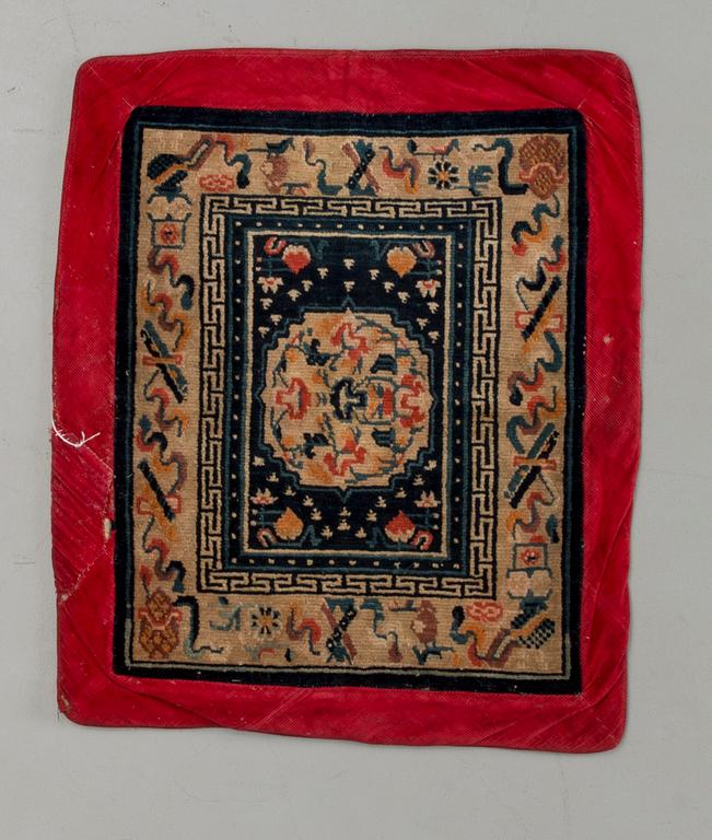 SADELTÄCKE, Tibet, 1900-talets första hälft. Ca 65x78 cm.