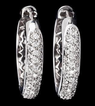 899. A pair of diamond earrings, tot. app. 1 cts.