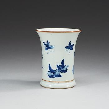 A blue and white brush pot, Qing dynasty, Kangxi (1662-1722).