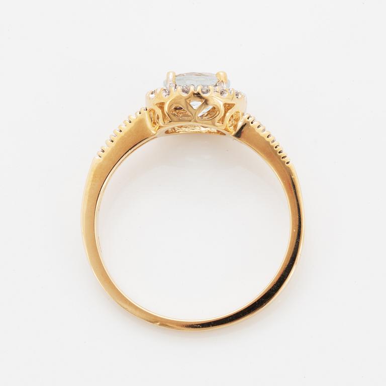 Ring med fasettslipad ljus akvamarin och briljantslipade diamanter.