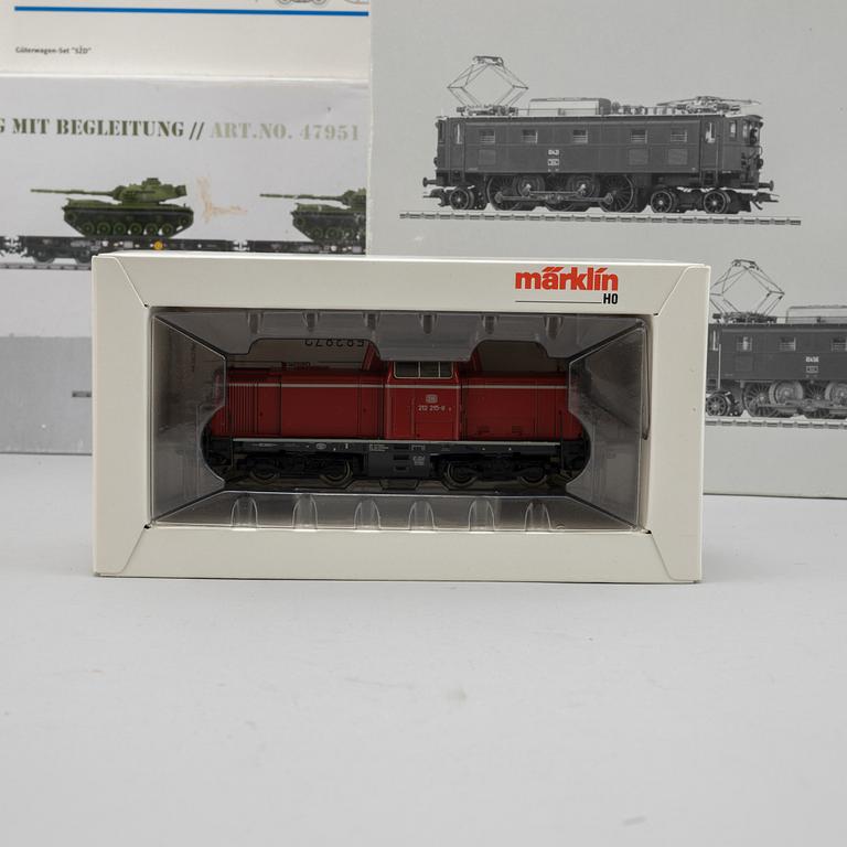 Märklin, engines and traincars, scale H0, in boxes.