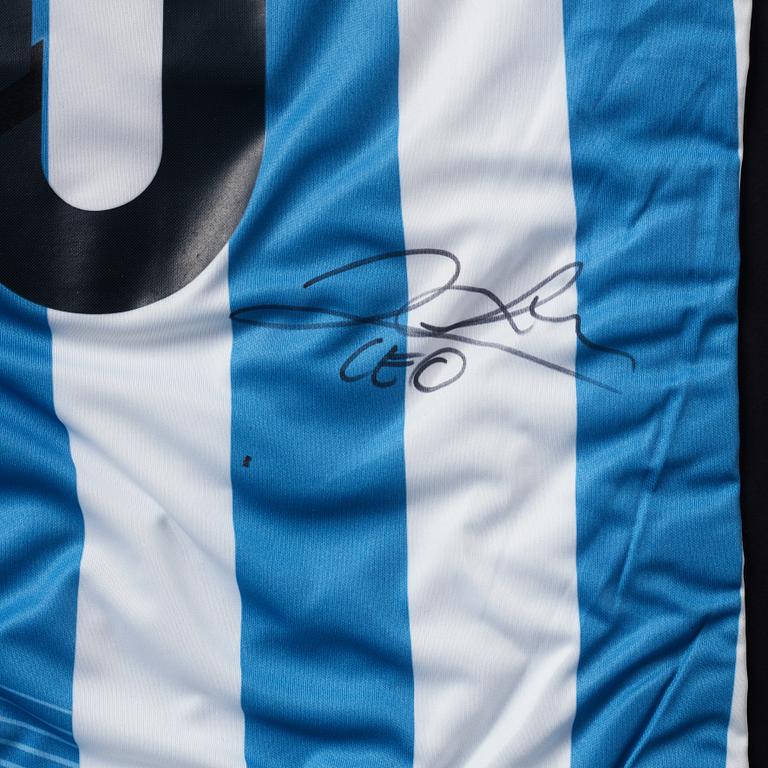 Fotbollströja, signerad av Lionel Messi.