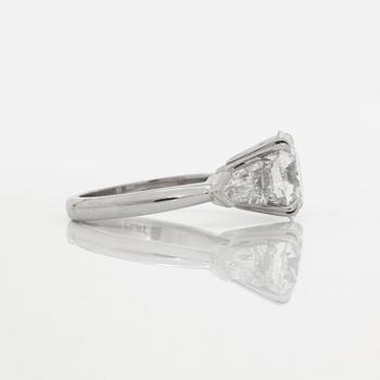 A brilliant-cut, 3.54 cts F/VVS1, and kite-shaped, 0.90 ct, diamond ring.