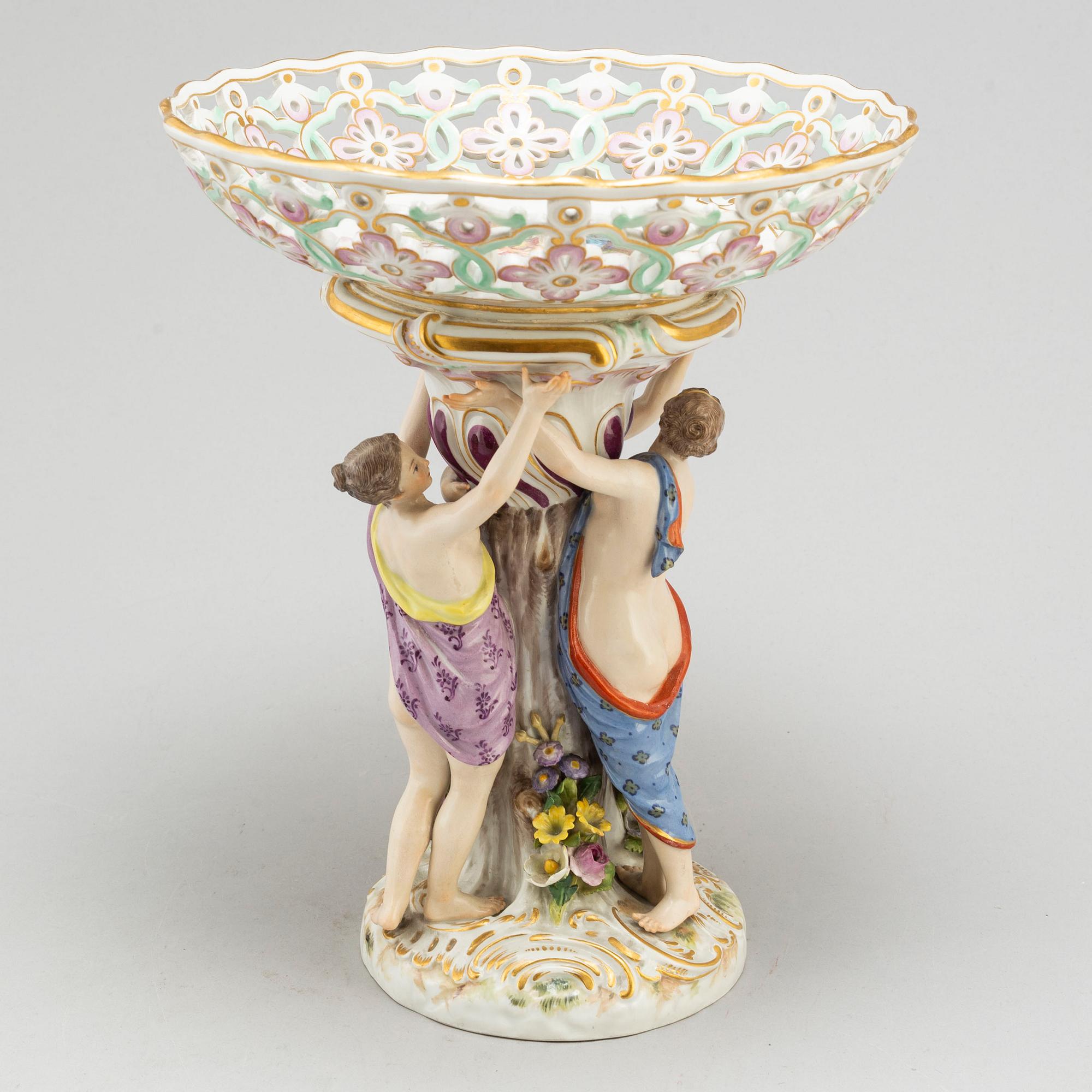 A Meissen footed chesnut basket, circa 1900.