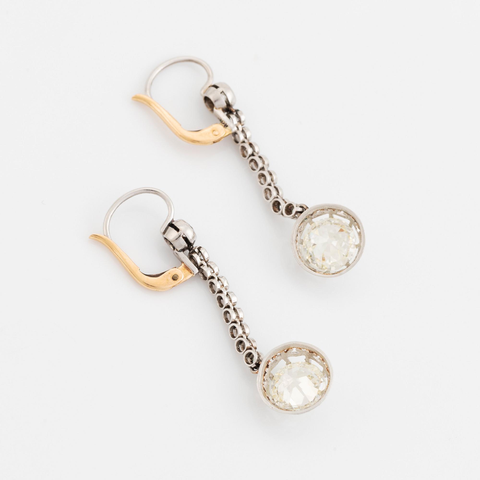 Ett par örhängen 18K vitguld med gammaslipade diamanter.