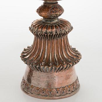 Voiamppupari, Tiibet, kupari, hopeoitu koristelu. 1800-luku.