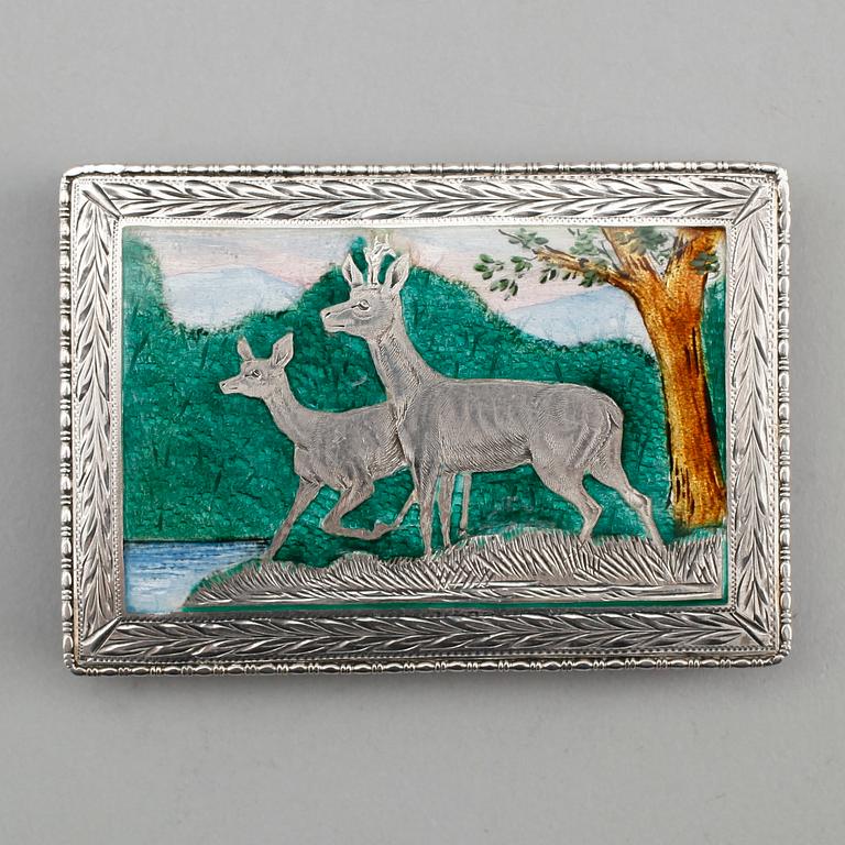 DOSA, silver och emalj, 1900-talets första hälft. Vikt ca 126 gram.