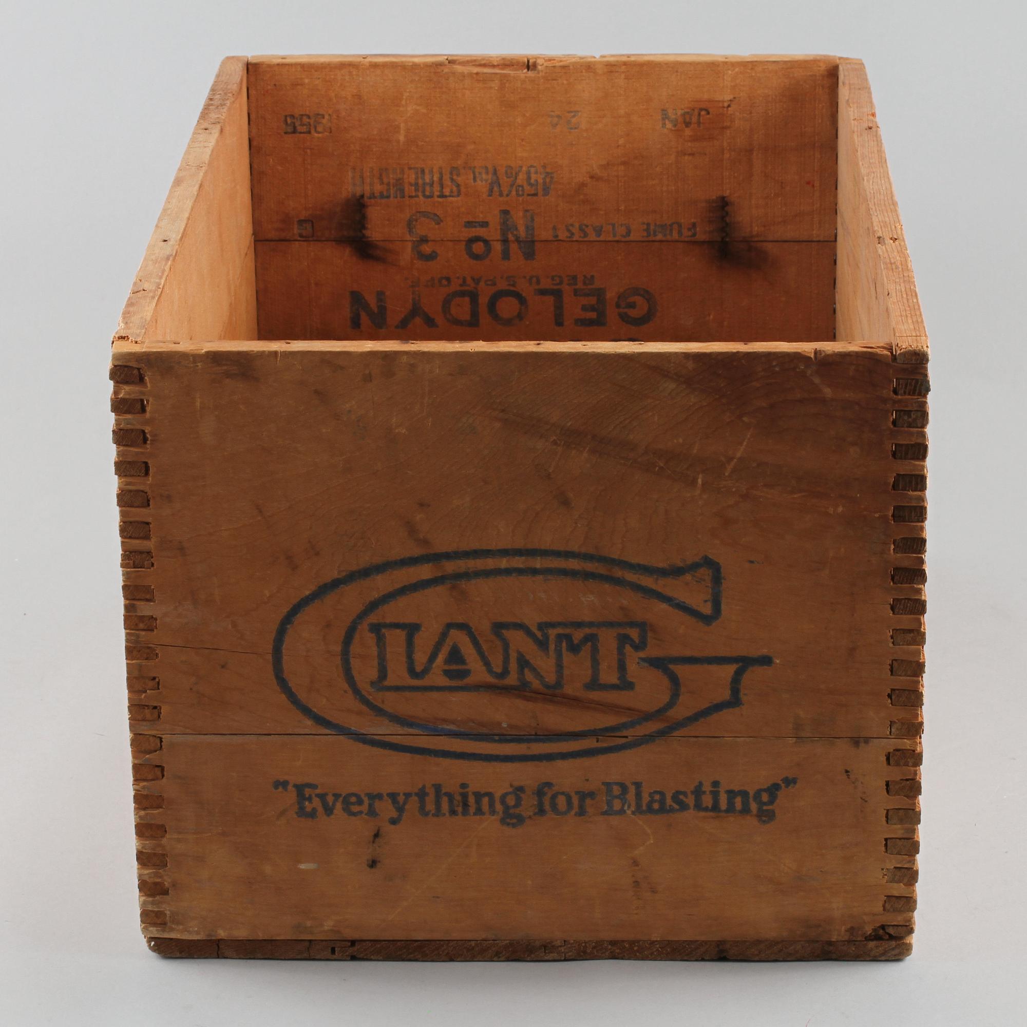 FÖRVARINGSLÅDA, trä, daterad 1955.