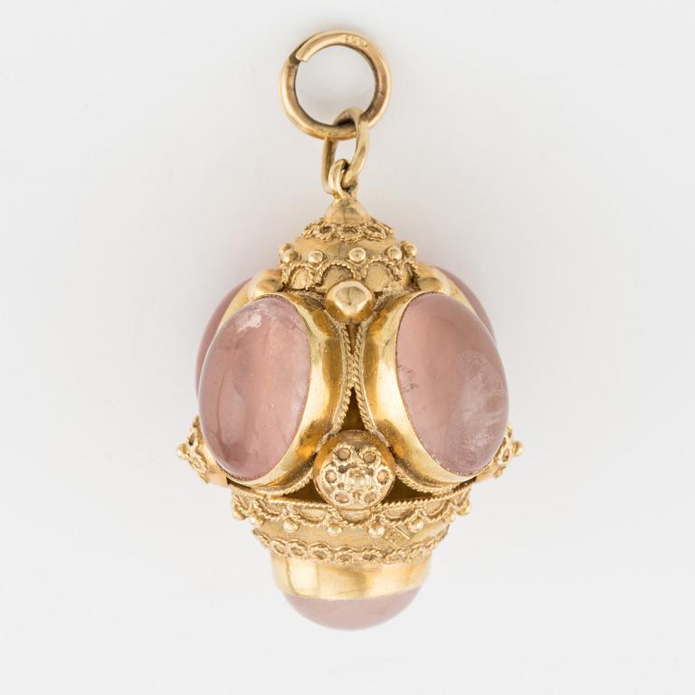 Hängsmycke, 18K guld med cabochonslipad rosenkvarts.