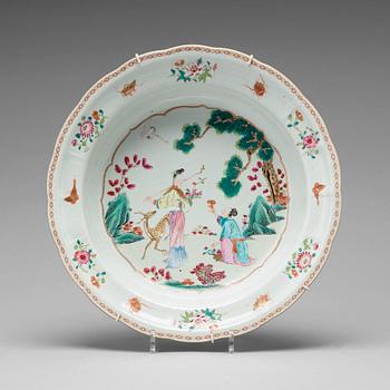 714. A famille rose dish, Qing dynasty, Qianlong (1736-95).