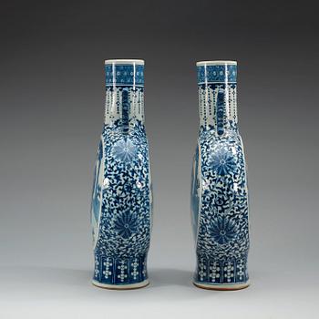 PILGRIMSKRUS, ett par, porslin. Sen Qing dynasti (1644-1912) med Kangxi fyra karaktärers märke.