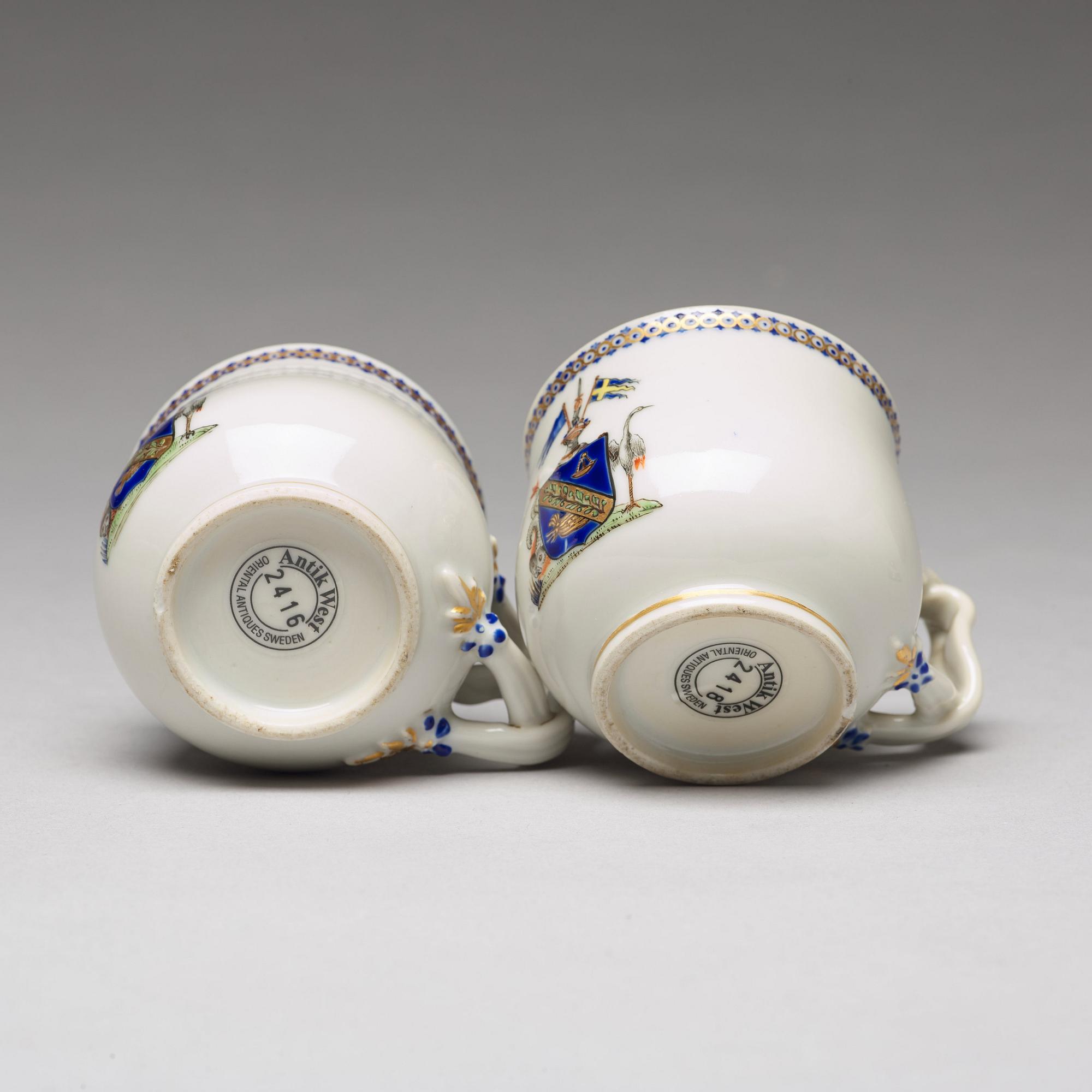 KOPPAR med LOCK, ett par, vapenporslin. Qingdynastin, Jiaqing (1796-1820).