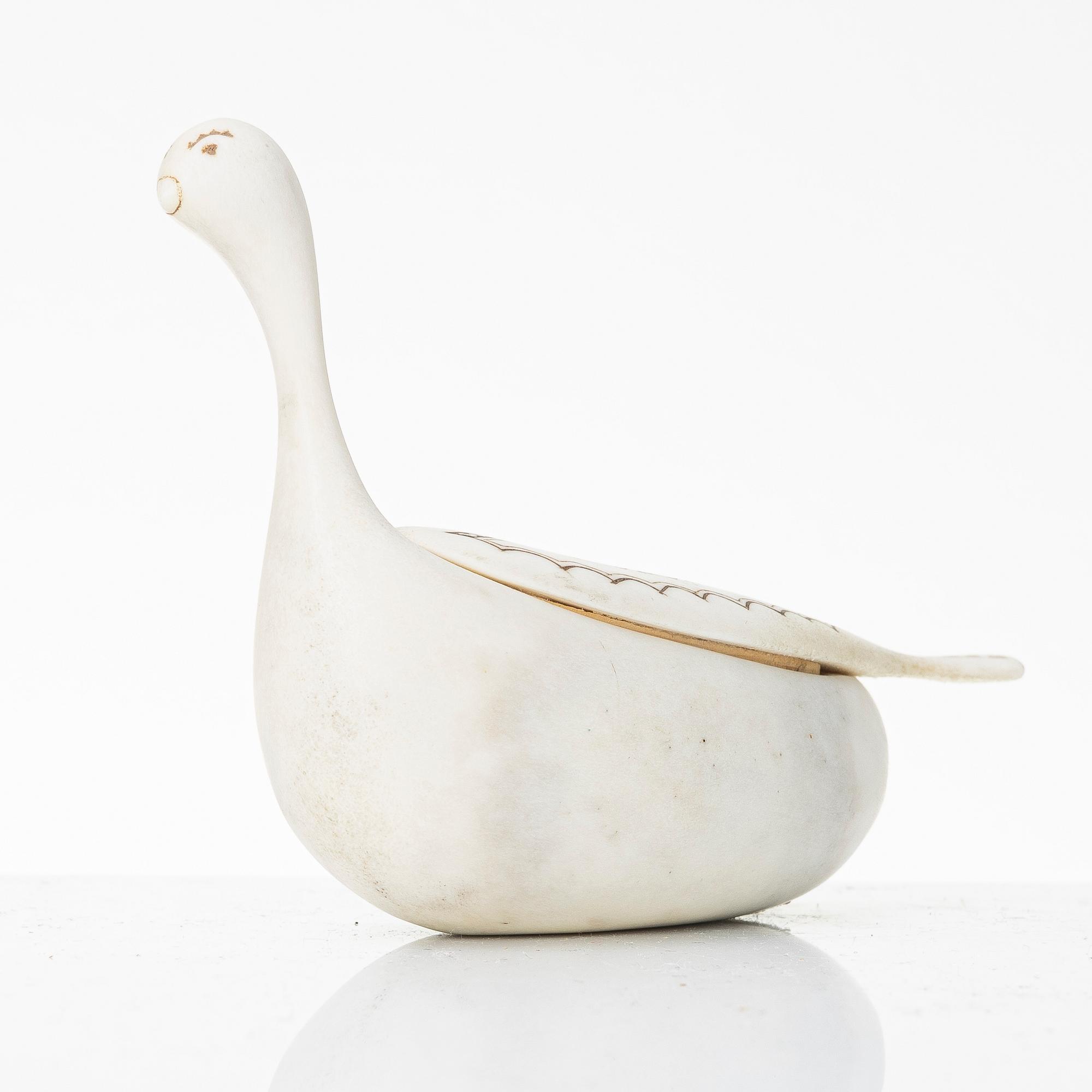 Lars Levi Sunna, box in the shape of a ptarmigan, signed.