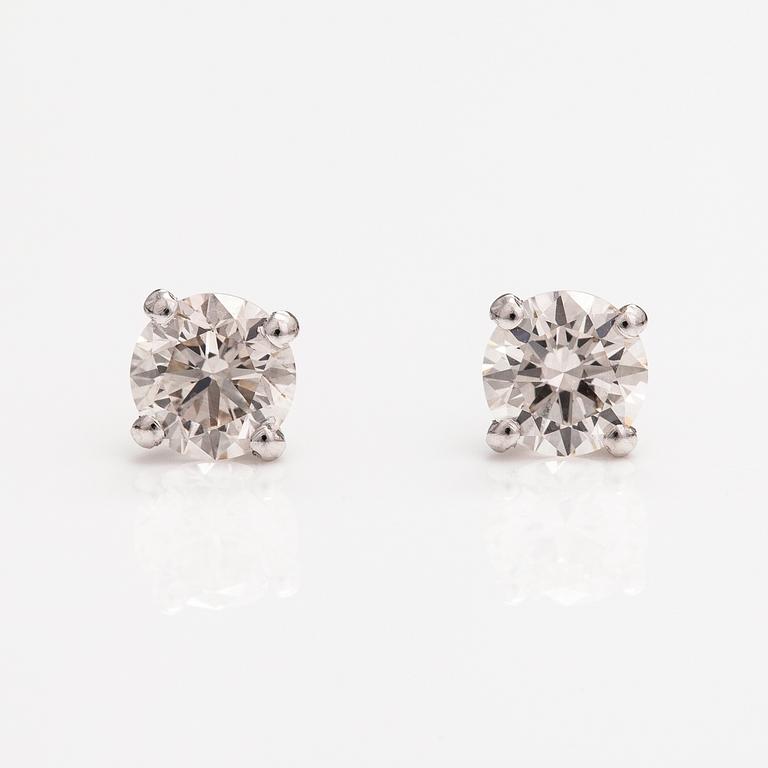 A pair of 14K white golde arrings with diamonds ca. 1.01 ct in total.