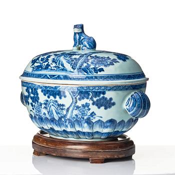 A Chinese tureen with cover, Qing dynasty, Qianlong (1736-95).
