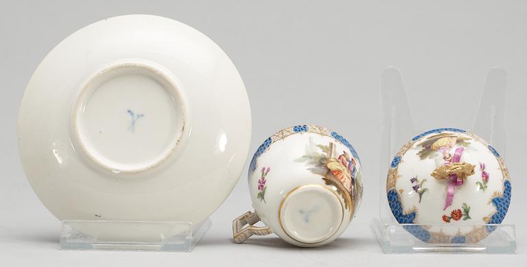 KOPP med FAT och LOCK, porslin. Meissen, 1700-tal.