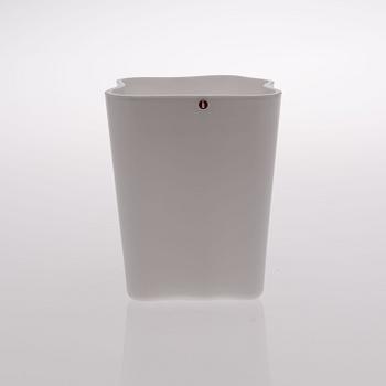 ALVAR AALTO, GLASS SCULPTURE, 4 PIECES. The Aalto Flower. Signed Alvar Aalto, the lower dish numbered 19/1986. Iittala.