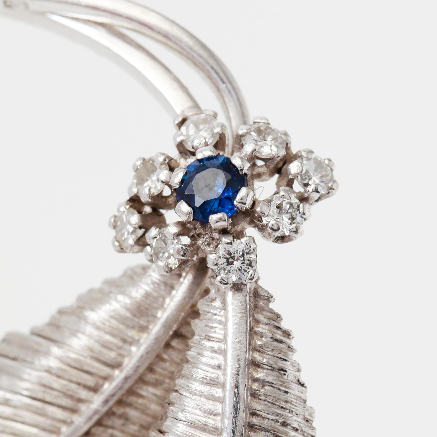 BROSCH, vitguld, diamanter och safir.