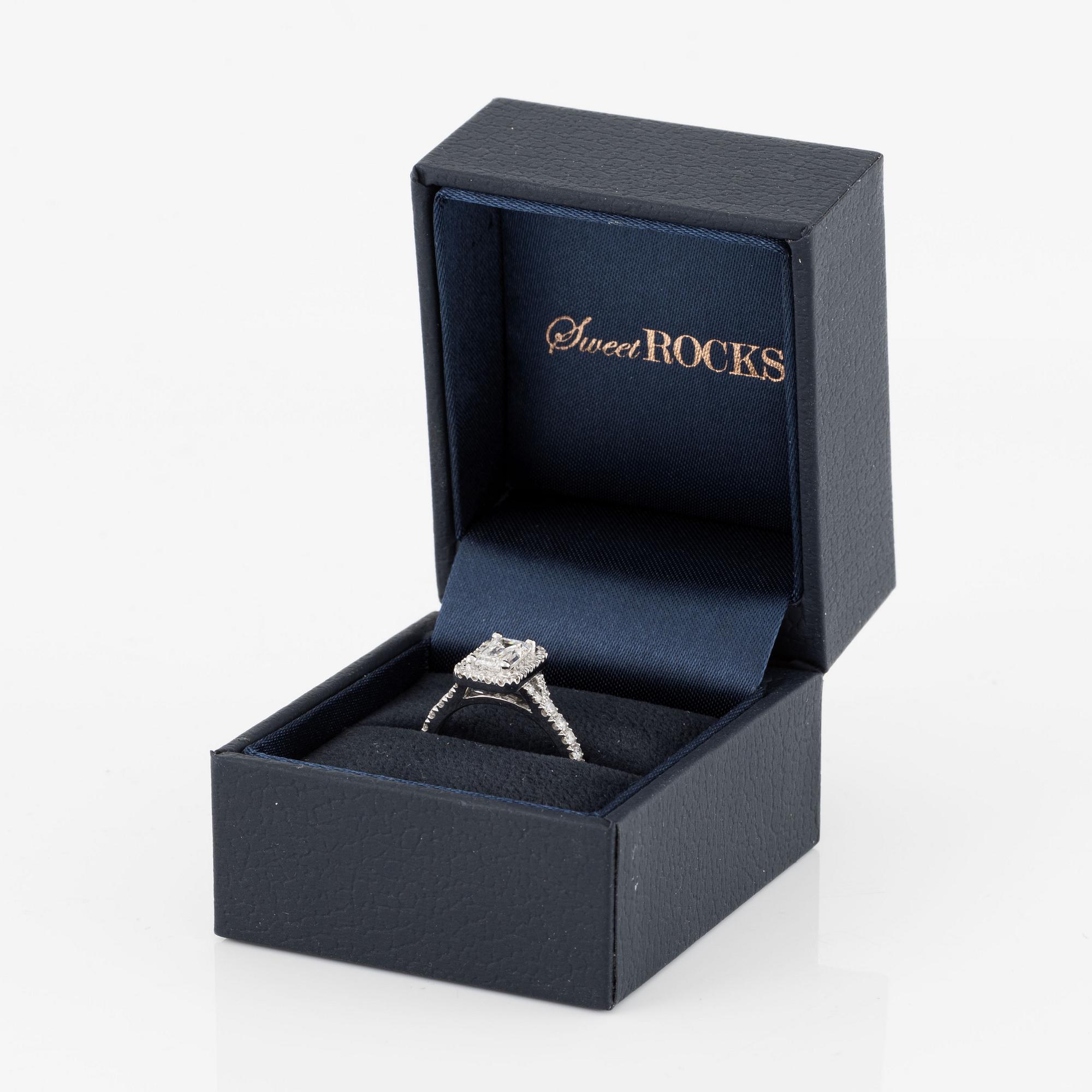 Ring, 18K vitguld med smaragdslipad diamant och briljantslipade diamanter, Sweet Rocks. Medföljande GIA dossier.