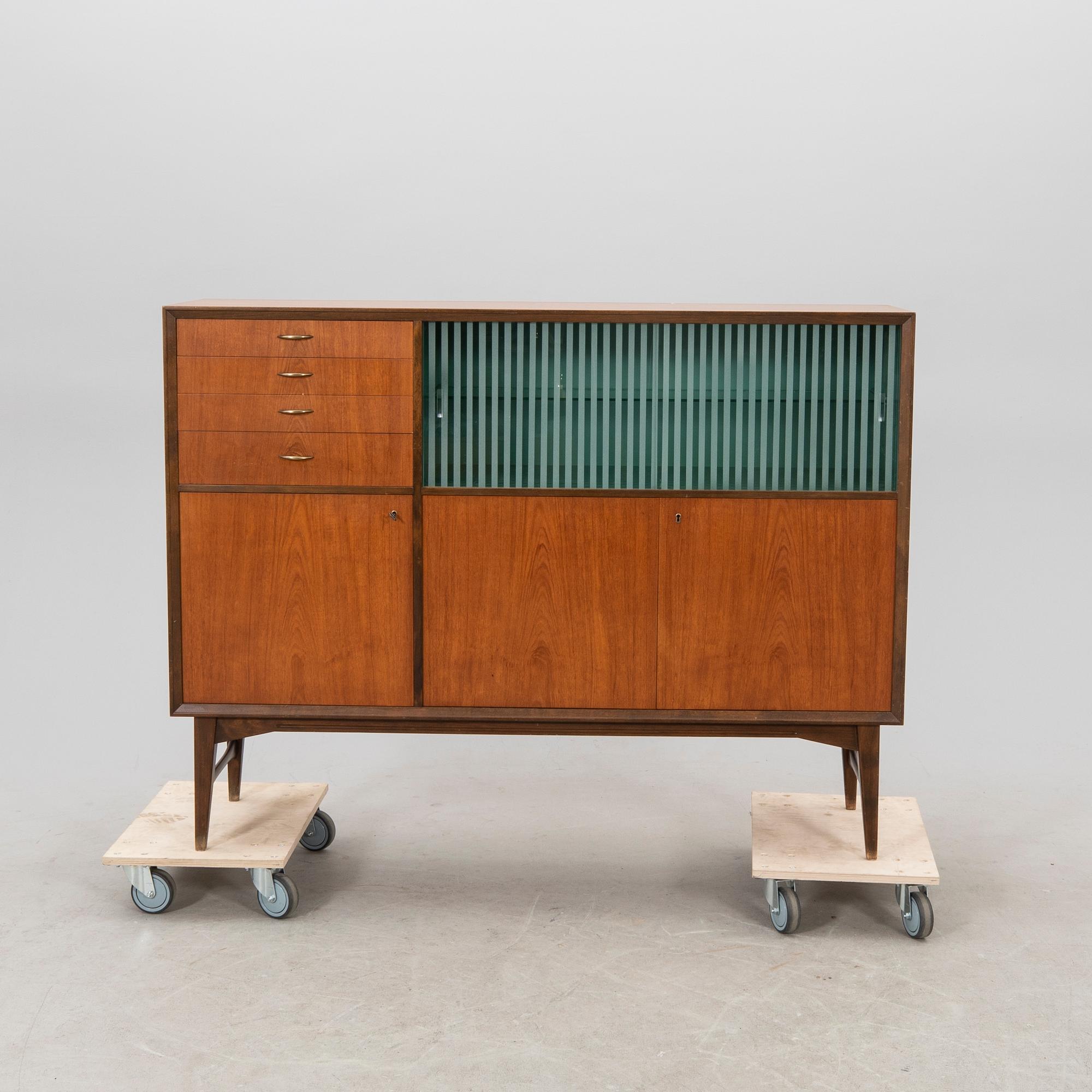 A 1950/60s teak sidebaord/cabinet.