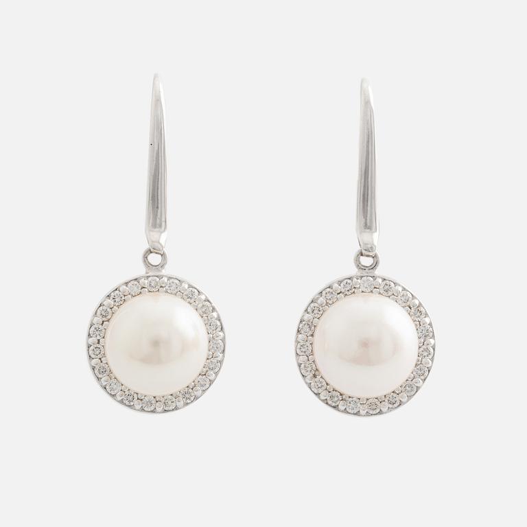 Earrings with cultured Akoya pearls and brilliant-cut diamonds.