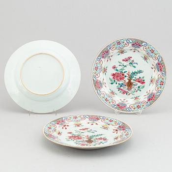 A set of 8 famille rose dinner plates, Qing dynasty, Qianlong (1736-95).