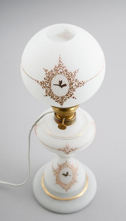 BORDSFOTGENLAMPA, glas, omkring år 1900.