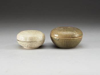 ASKAR med LOCK, två stycken, keramik. Song/Yuan dynastin.