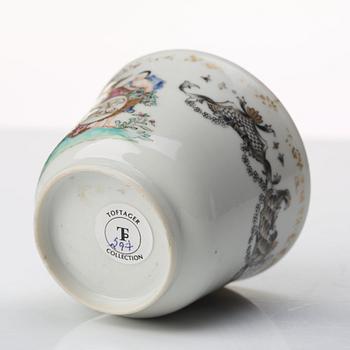 KOPP med FAT, porslin. Qingdynastin, Qianlong (1736-95).