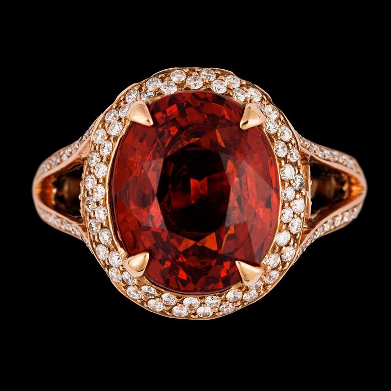 RING, spessartit granat, 10.55 ct med briljantslipade diamanter 0.71 ct.
