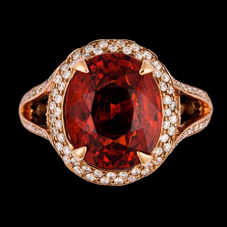 A spessartite garnet, 10.55 cts, and brilliant cut diamond ring, tot 0.71 ct.