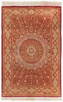 Matta, silke Ghom, signerad, ca 151 x 98 cm.