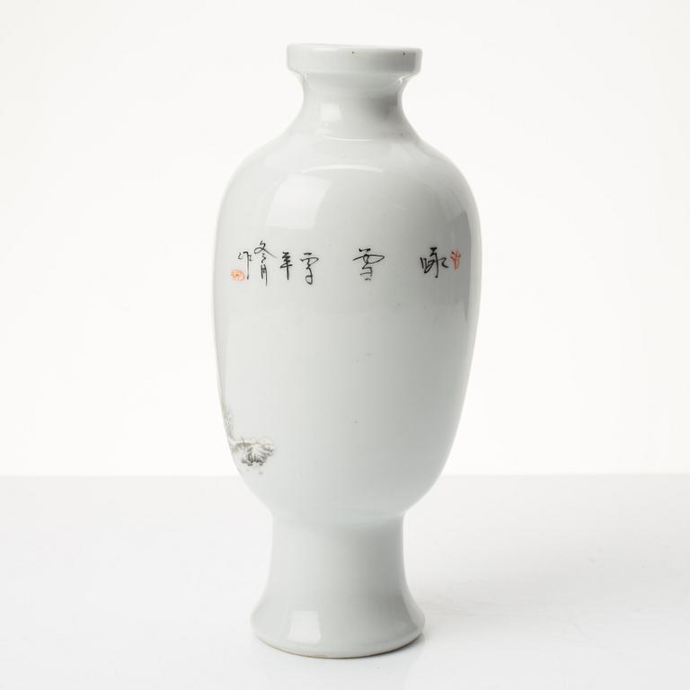 A Chinese porcelain vase, Republic period (1912-49).